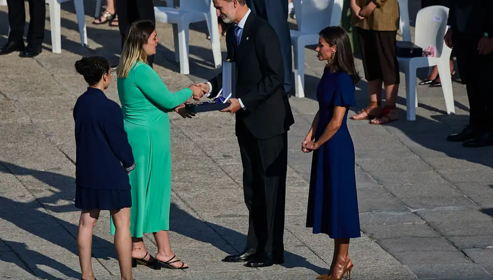 Condecoraciones del rey Felipe VI y la reina Letizia durante el tercer homenaje de Estado a las víctimas de la covid-19 y de reconocimiento a la labor del personal celebrado en la en la Plaza del Palacio Real de Madrid