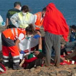 Miembros de la Cruz Roja y de la Guardia Civil atienden a los 30 inmigrantes que han llegado a Lanzarote