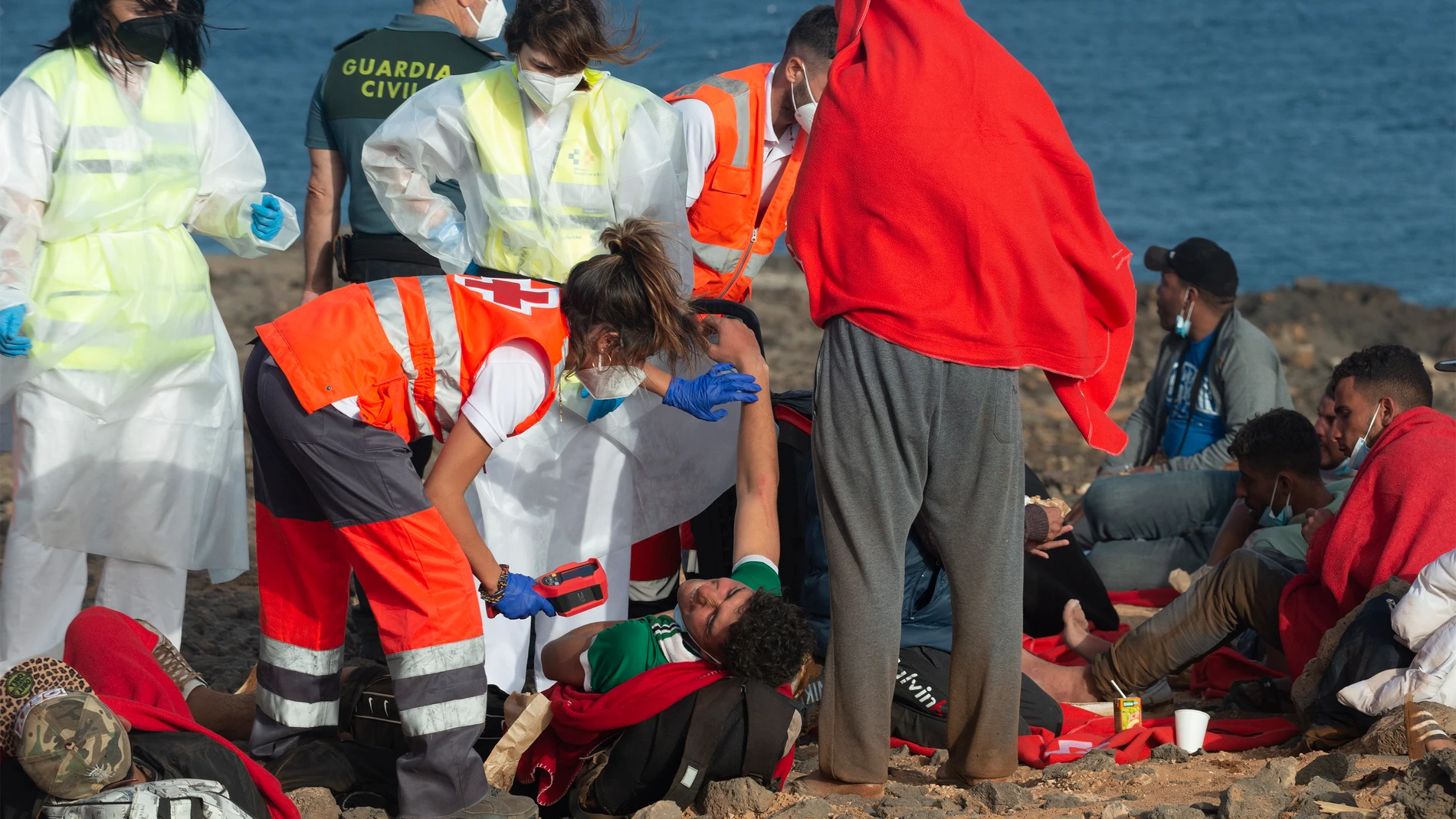 Miembros de la Cruz Roja y de la Guardia Civil atienden a los 30 inmigrantes que han llegado a Lanzarote