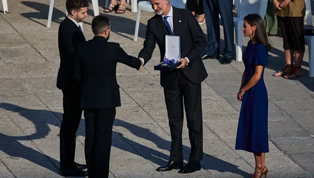 Condecoraciones del rey Felipe VI y la reina Letizia durante el tercer homenaje de Estado a las víctimas de la covid-19 y de reconocimiento a la labor del personal celebrado en la en la Plaza del Palacio Real de Madrid