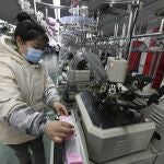 Una trabajadora en una fábrica de la localidad china de Funan