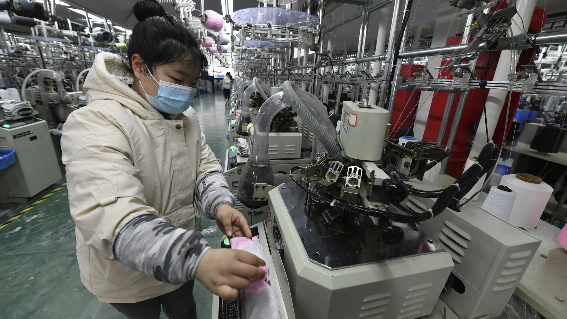 Una trabajadora en una fábrica de la localidad china de Funan