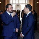 MADRID, 15/07/2022.- El presidente de Asturias, Adrián Barbón (i) conversa con el presidente de Andalucía, Juanma Moreno (d) durante el tercer homenaje de Estado a las víctimas de la covid-19. EFE/Ballesteros POOL