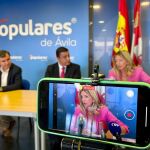 El presidente del PP de Ávila, Carlos García, junto a Alicia García y Juan Pablo Martín
