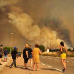 El viento dificulta los trabajos de extinción y las llamas acechan el municipio de Dios le Guarde tras amenazar Tenebrón