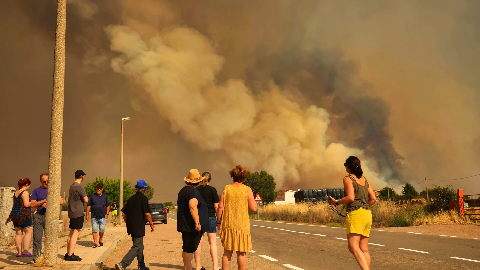 El viento dificulta los trabajos de extinción y las llamas acechan el municipio de Dios le Guarde tras amenazar Tenebrón