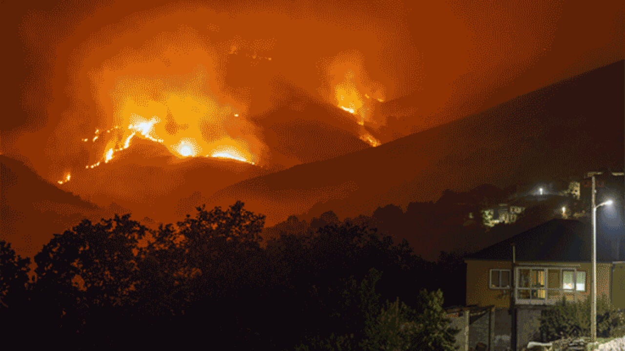 Arde Espa a M s de 4.000 desalojados por los incendios forestales