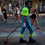 Barrenderos limpiando por las calles de Madrid el día después que un compañero de profesión falleciese trabajando por la ola de calor que estamos sufriendo estos últimos días en la capital.
