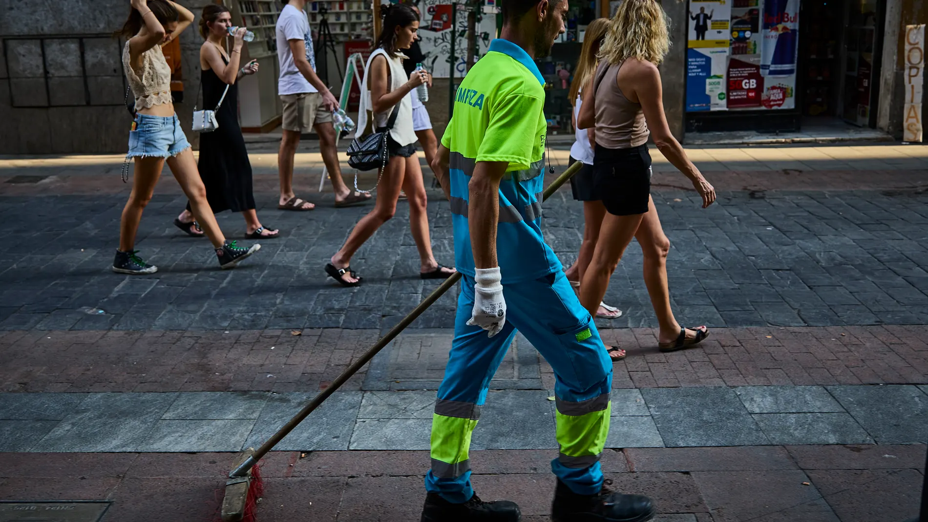 Barrenderos limpiando por las calles de Madrid el día después que un compañero de profesión falleciese trabajando por la ola de calor que estamos sufriendo estos últimos días en la capital.