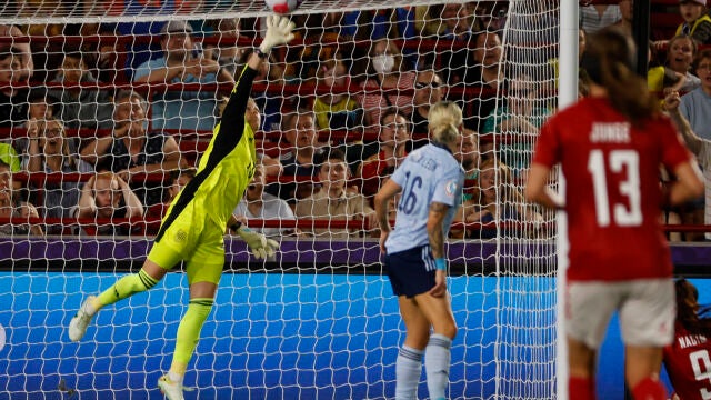 La guardameta de la selección española, Sandra Paños, detiene el lanzamiento de una jugadora de Dinamarca durante el encuentro de la fase de grupos de la Eurocopa femenina que disputan hoy sábado en el Brentford Commnunity Stadium. EFE/Miguel Toña.
