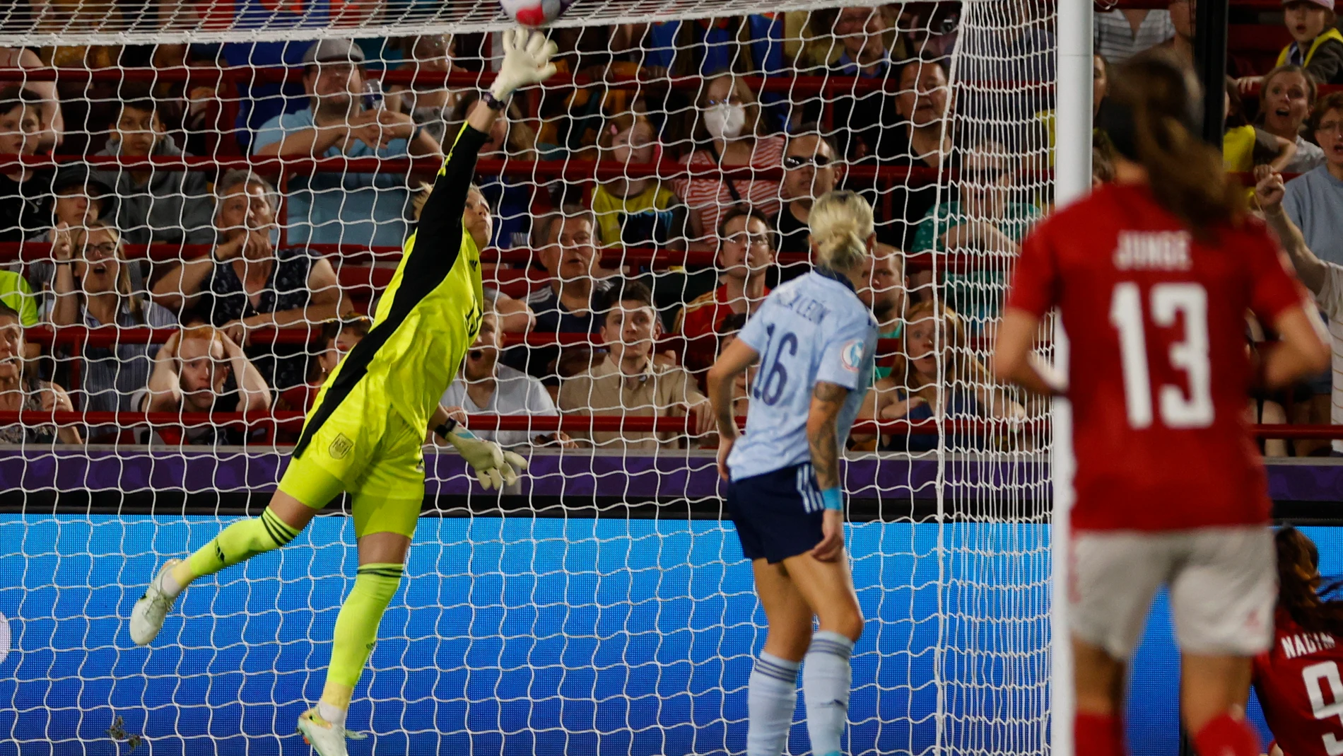 La guardameta de la selección española, Sandra Paños, detiene el lanzamiento de una jugadora de Dinamarca durante el encuentro de la fase de grupos de la Eurocopa femenina que disputan hoy sábado en el Brentford Commnunity Stadium. EFE/Miguel Toña.