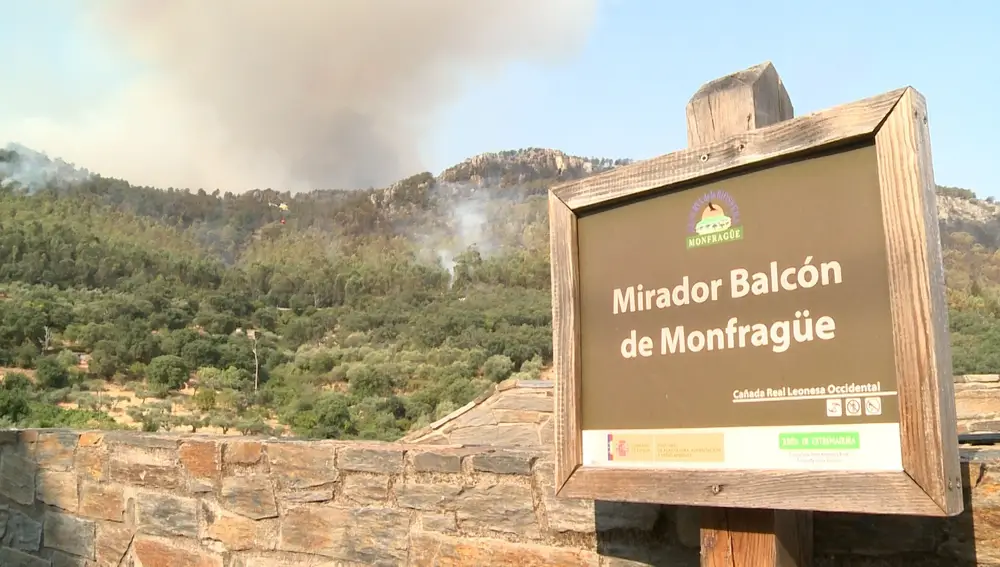 Incendio en la zona de Casas de Miravete junto al Parque Nacional de Monfragüe