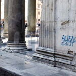 Pintada en uno de los muros del Panteón de Roma