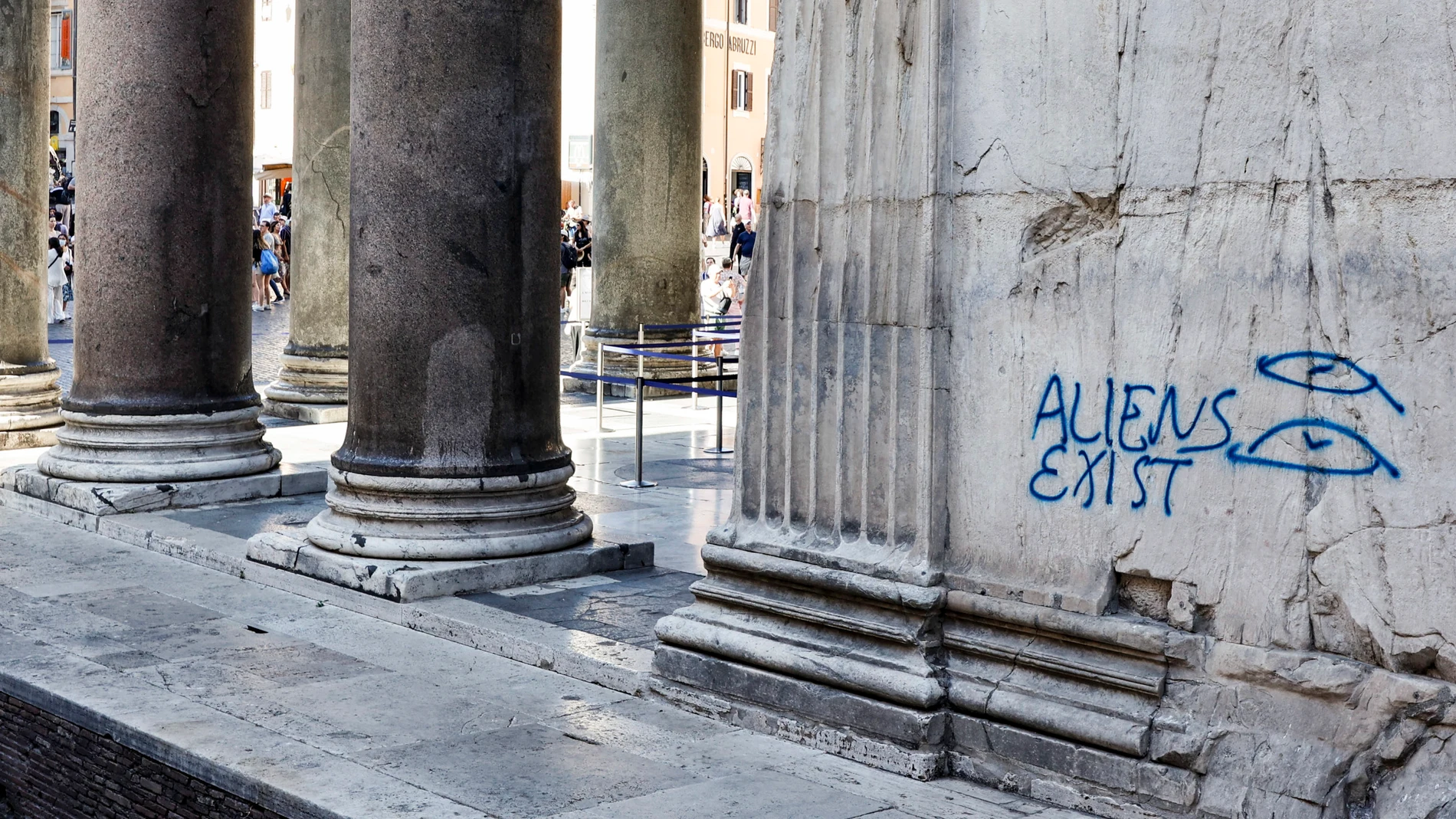Pintada en uno de los muros del Panteón de Roma