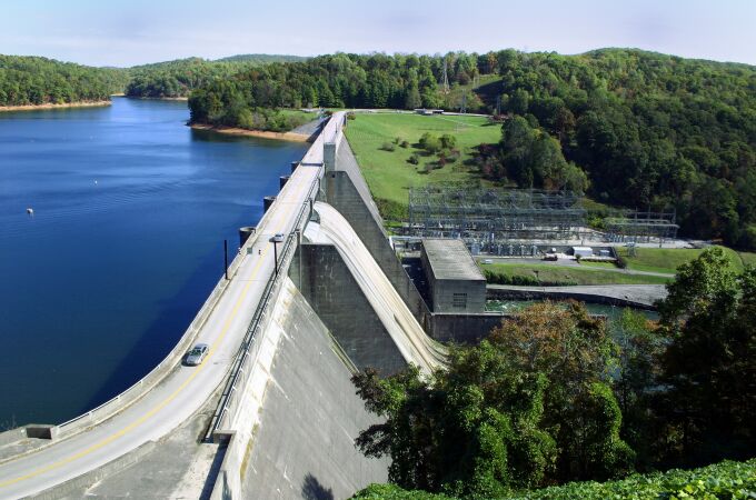 Embalse con instalación hidroeléctrica asociada