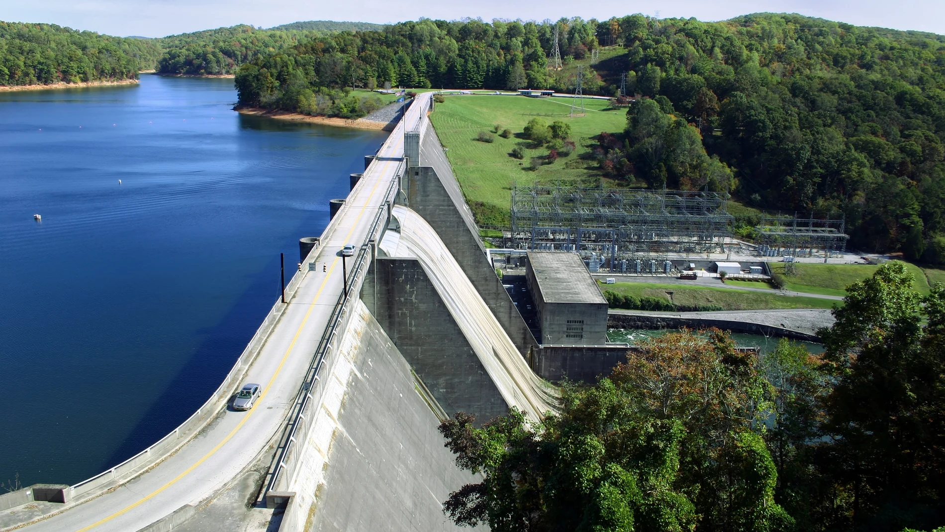Embalse con instalación hidroeléctrica asociada