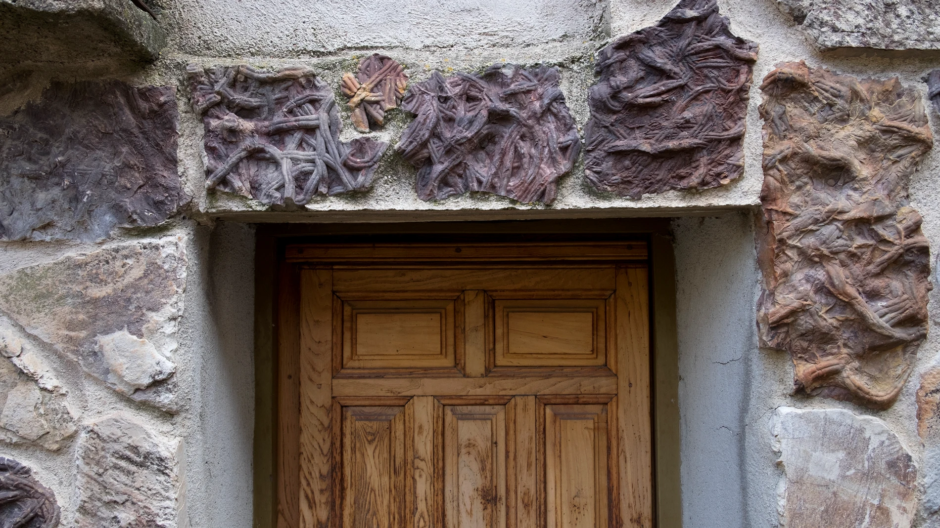 La identidad de Monsagro se relaciona con las huellas fósiles que descubrimos en las fachadas de sus casas, calles y fuentes