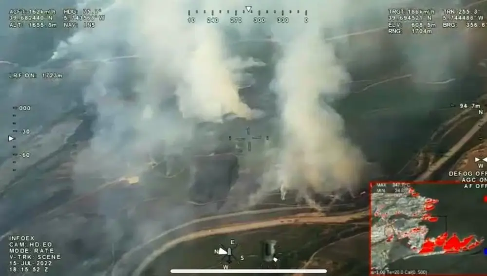 Imagen aérea del incendio que asola la zona de Casas de Miravete. TWIITER PLAN INFOEX 16/07/2022