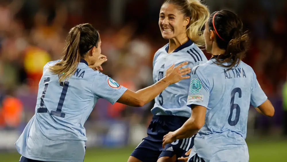 Las jugadoras de la selección española celebran el gol que les ha dado la victoria frente a Dinamarca