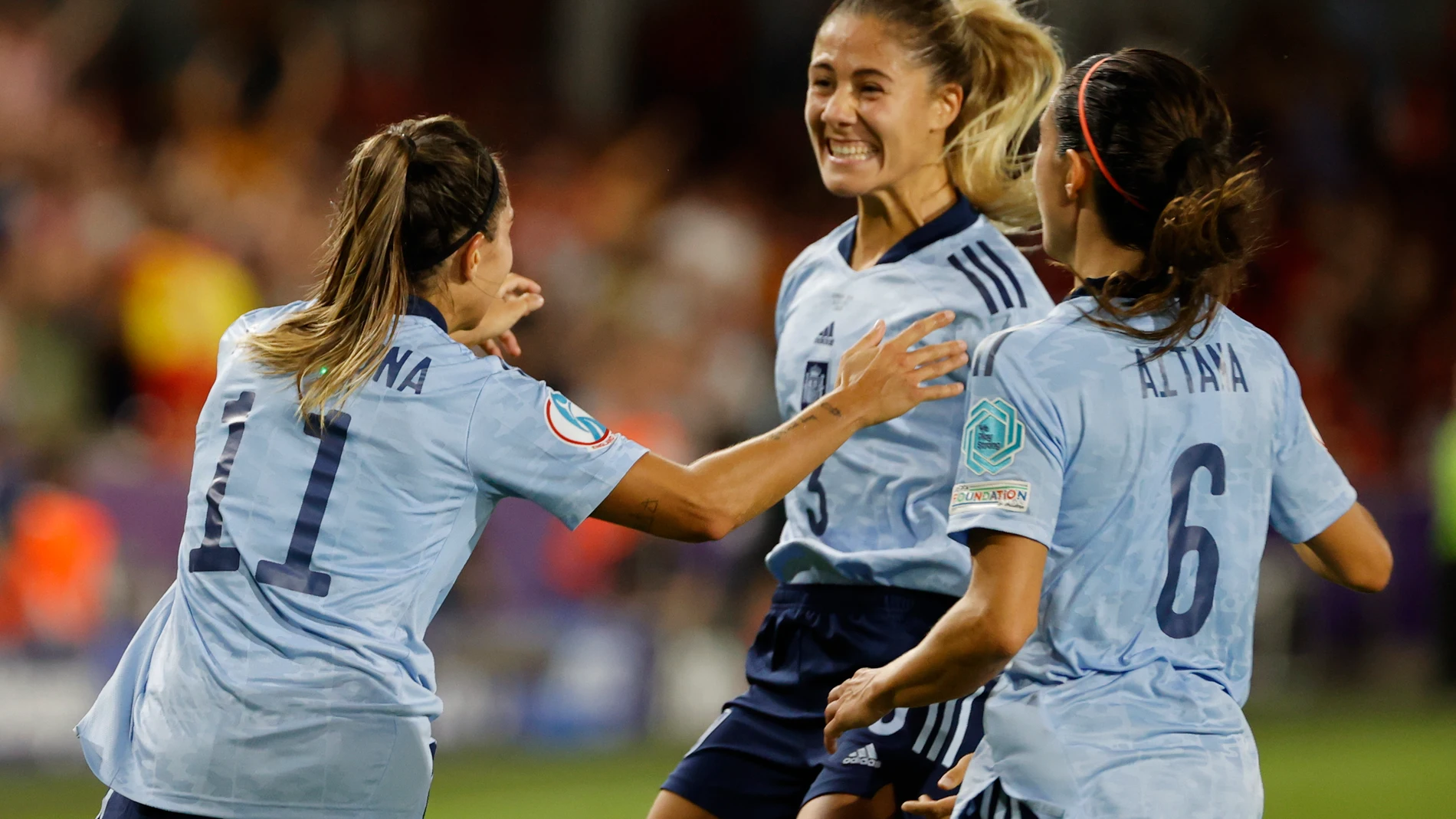 Las jugadoras de la selección española celebran el gol que les ha dado la victoria frente a Dinamarca