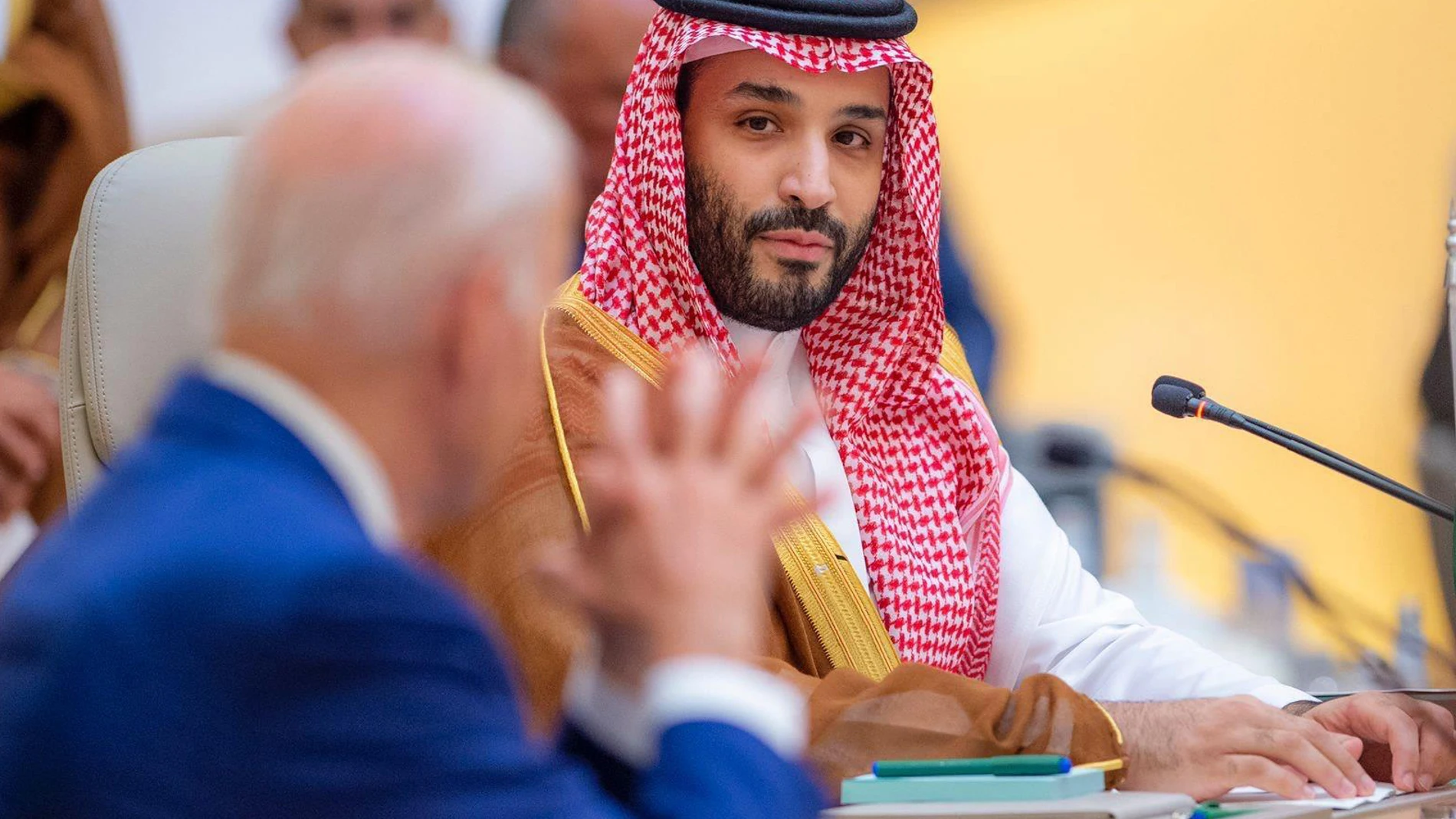 El príncipe heredero de Arabia Saudita, Mohammed bin Salman Al Saud (der.), y el presidente de EE. UU., Joe Biden, asisten a la Cumbre de Seguridad y Desarrollo de Jeddah.