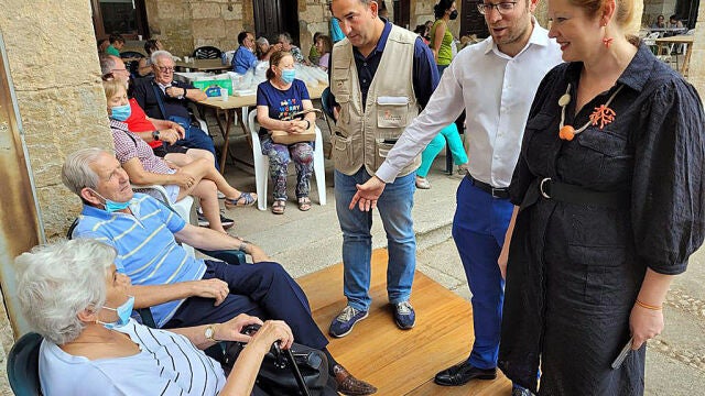 La directora general de la Agencia de Protección Civil y Emergencias, Irene Cortés, visita en Ciudad Rodrigo a los vecinos evacuados por los incendios en la provincia de Salamanca
