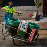 Barrenderos limpiando por las calles de Madrid