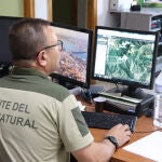 Un agente del medio rural revisa una zona forestal en las oficinas del Centro Operativo Regional del INFOEX en Cáceres.