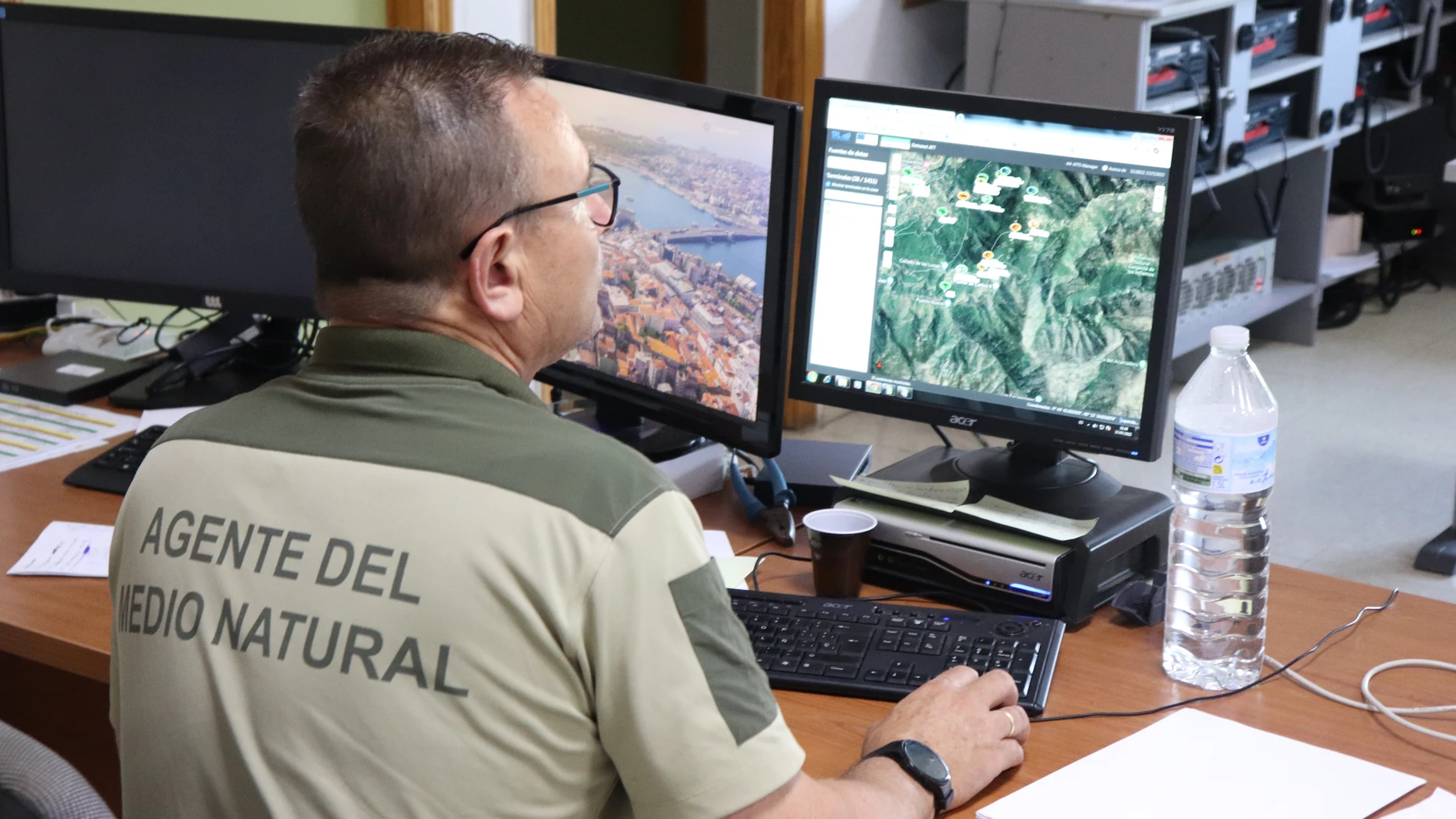 Un agente del medio rural revisa una zona forestal en las oficinas del Centro Operativo Regional del INFOEX en Cáceres.