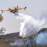 Medios aéreos trabajan en la extinción del incendio de Cebreros