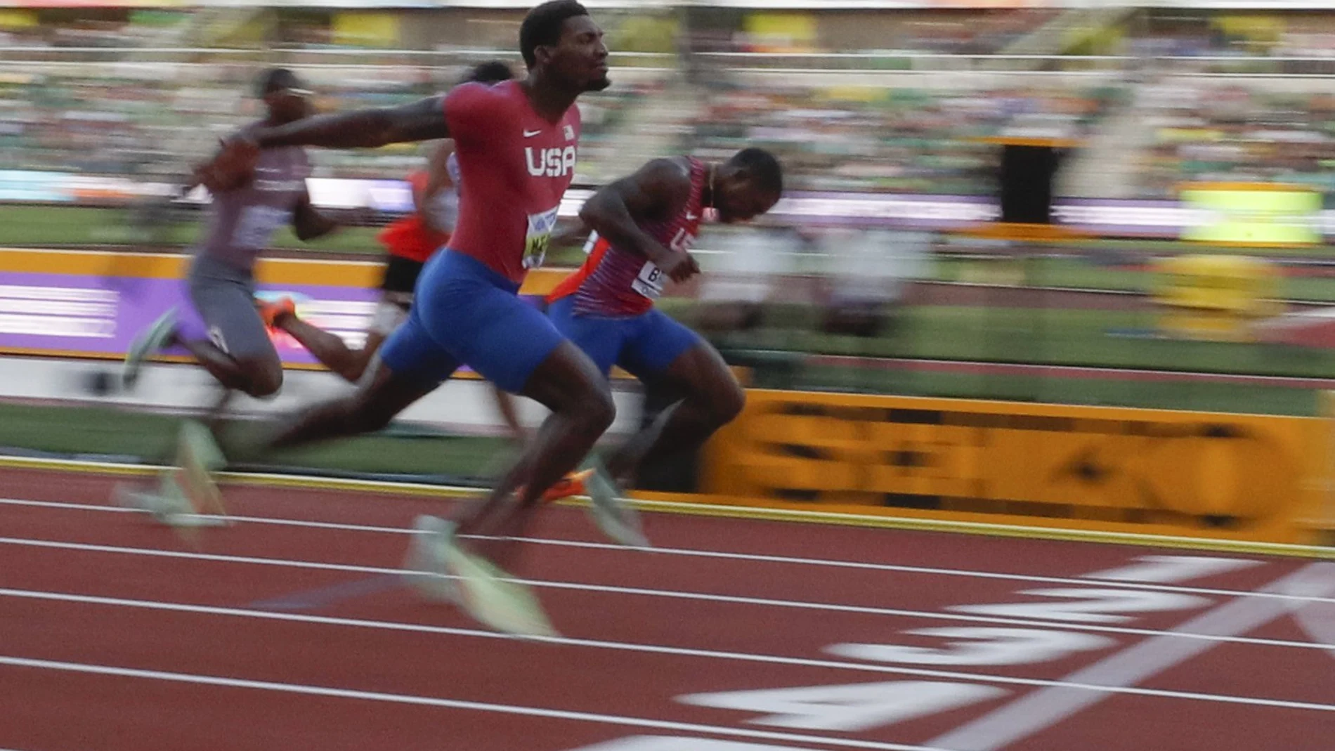 El estadounidense Fred Kerley cruza la meta para ganar la final de 100m masculinos en el Mundial de Eugene