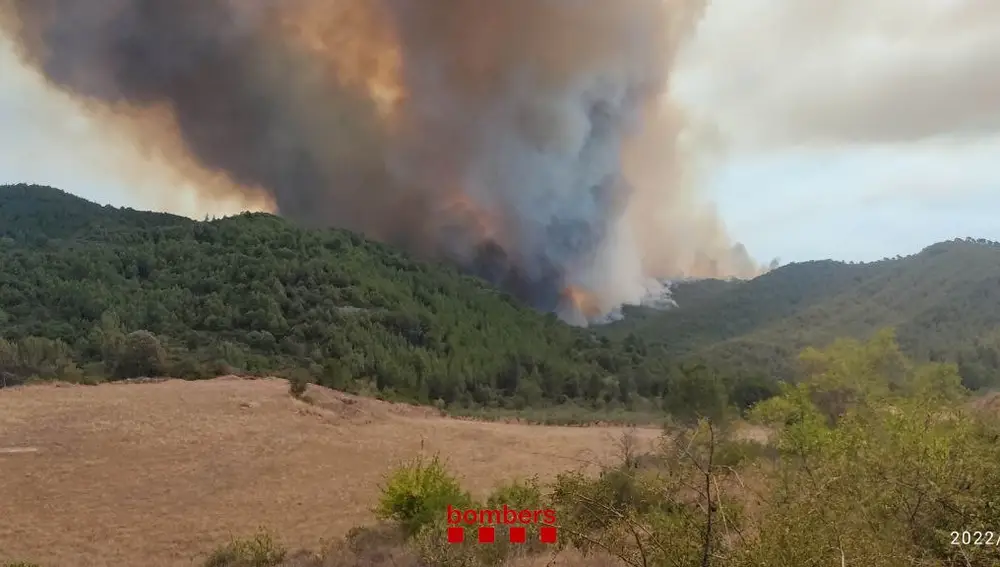 Imagen del fuego forestal en el municipio de Pont de Vilomara i Rocafort BOMBERSCAT 17/07/2022