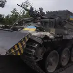 Un soldado ucraniano conduce un tanque en la carretera de Stupochky, en la región de Donetsk atacada por los rusos