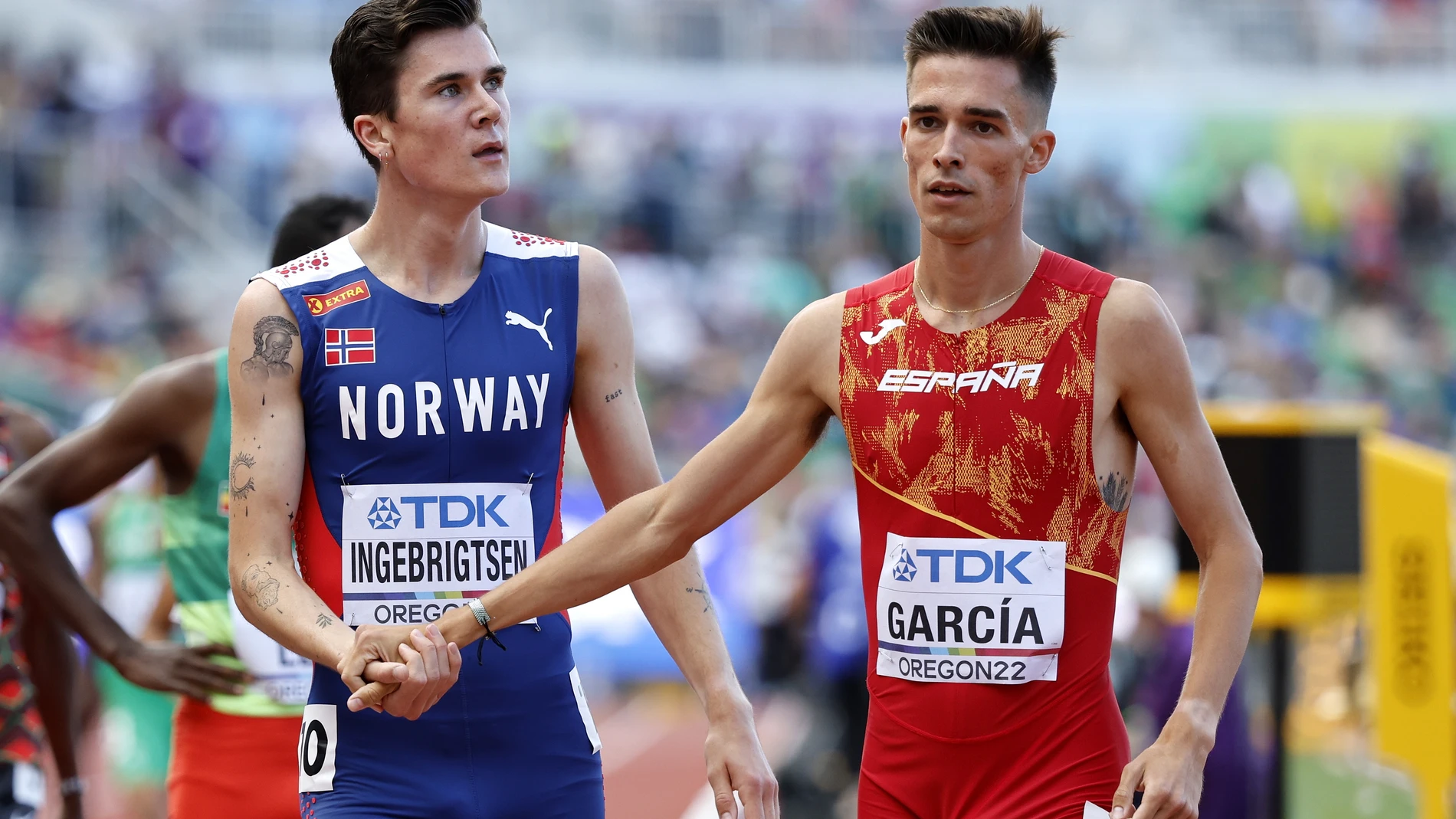 Jakob Ingebrigtsen, el noruego favorito en el 1.500 en el Mundial de Eugene, saluda a Mario García Romo