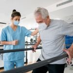 Una fisio trabajando con un paciente