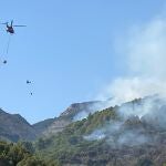 Medios aéreos trabajan en la estabilización del incendio forestal declarado en la Sierra de Mijas