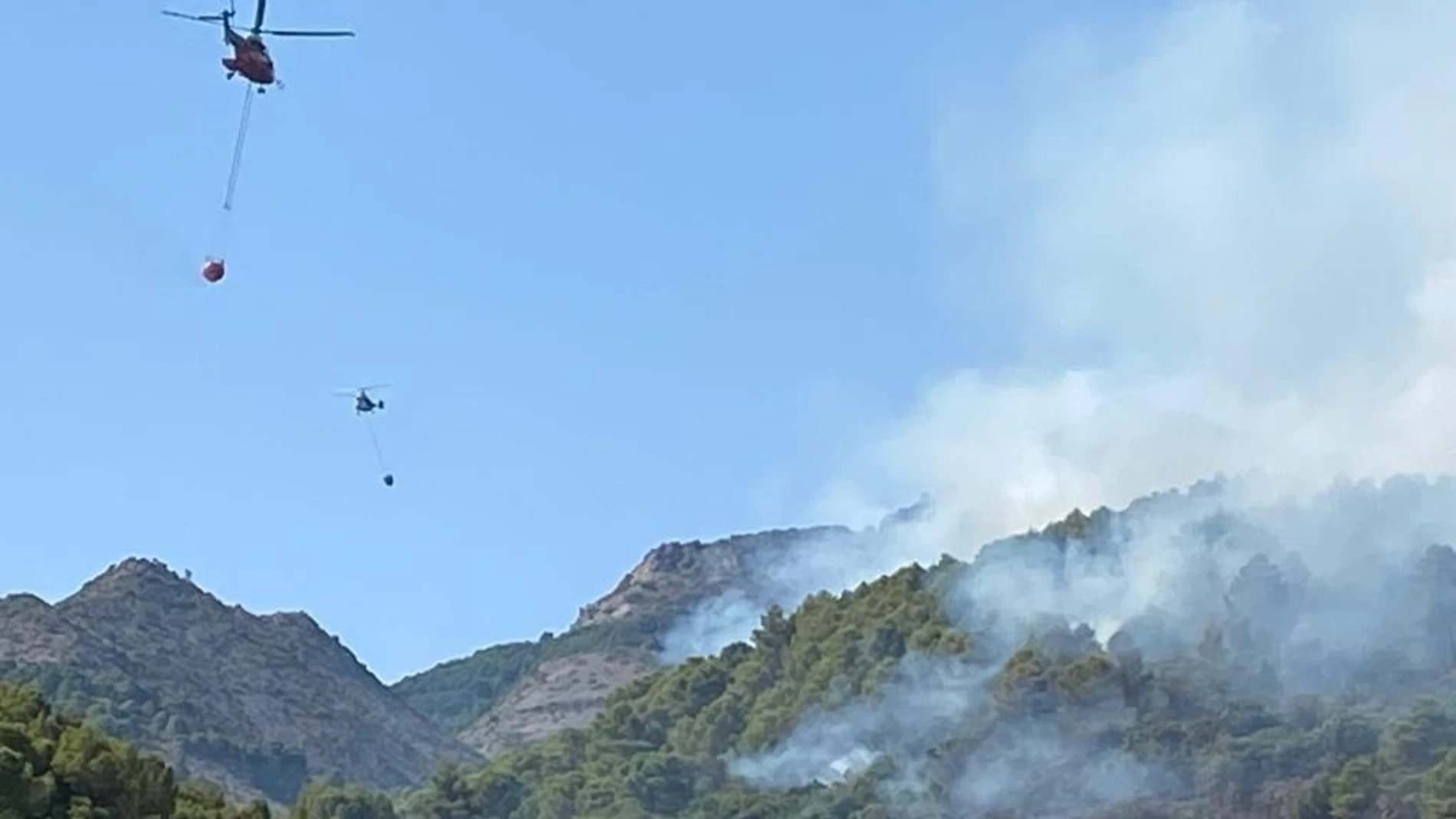 Medios aéreos trabajan en la estabilización del incendio forestal declarado en la Sierra de Mijas