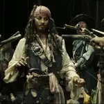 Jack Sparrow (Johnny Depp), en el centro, protagoniza la famosa saga cinematográfica «Piratas del Caribe», cuyos derechos pertenecen a Disney