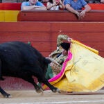 El novillero Isaac Fonseca en su faena durante la última novillada de Fallas que se ha celebrado hoy Domingo en la plaza de toros de Valencia. EFE / Manuel Bruque.