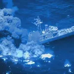 La fragata estadounidense USS Rodney M. Davis tras ser alcanzada por un misil en un entrenamiento en el Pacífico para un hundimiento controlado