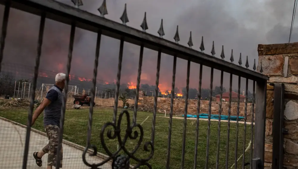 Un vecino observa las llamas del incendio de Losacio