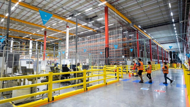GRAFCVA7277. ONDA (CASTELLÓN), 18/07/2022.- Amazon inaugura oficialmente su centro logístico en Onda (Castellón), donde se crearán 500 puestos de trabajo indefinidos y con una capacidad de envío de hasta 80.000 paquetes de grandes dimensiones, acto al que asiste el president de la Generalitat, Ximo Puig (centro) y el director de Amazon Customer Fulfillment en Francia, Italia y España, Fred Pattje. EFE/Doménech Castelló