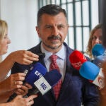 El portavoz del PP-A, Toni Martín. en declaraciones a la prensa en el inicio de la ronda de consultas con los grupos parlamentarios previa a proponer un candidato a la sesión de investidura del presidente de la Junta. Eduardo Briones / Europa Press