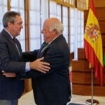 El presidente del Parlamento de Andalucía, Jesús Aguirre (d), saluda al líder del PSOE andaluz, Juan Espadas. EFE/Julio Muñoz