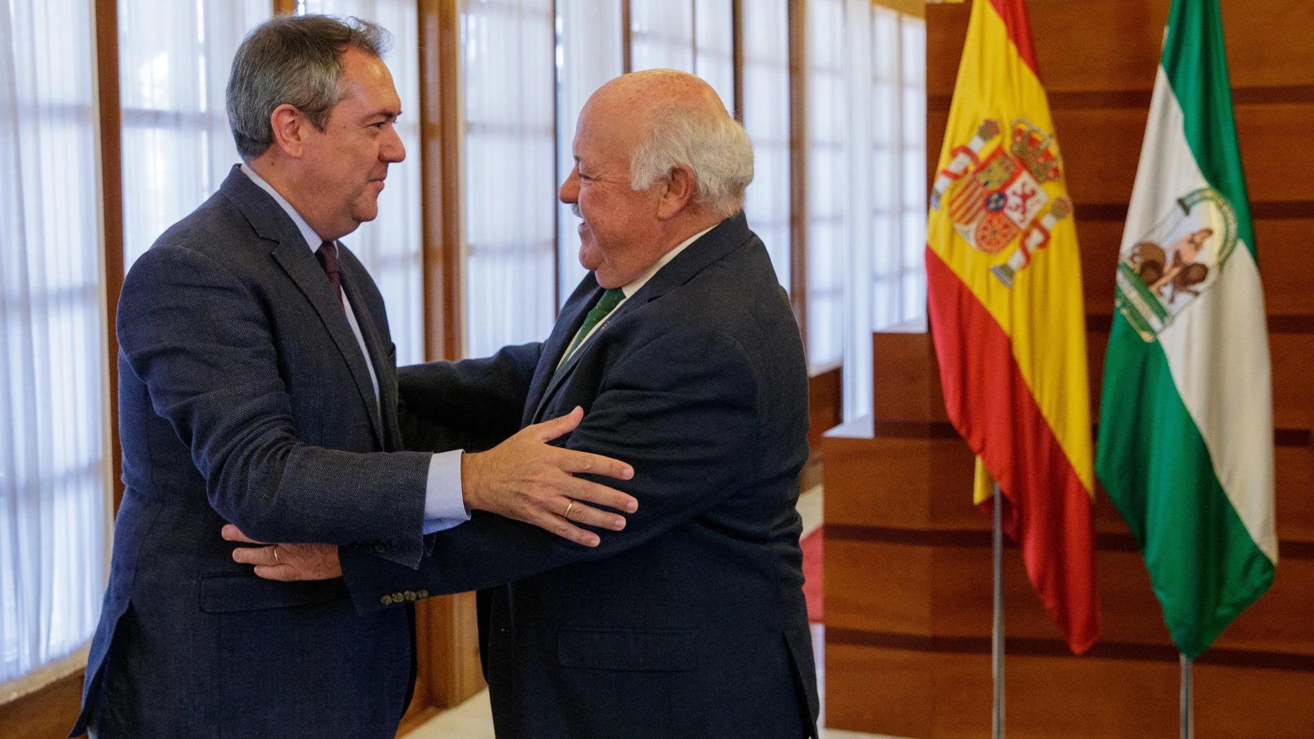 El presidente del Parlamento de Andalucía, Jesús Aguirre (d), saluda al líder del PSOE andaluz, Juan Espadas. EFE/Julio Muñoz