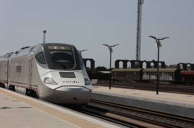 Vista del tren Alvia S-730 entre Cáceres y Badajoz, con el que se inauguraba el tren de altas prestaciones de Extremadura