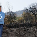 El presidente del Gobierno, Pedro Sánchez, durante su visita el pasado lunes al Puesto de Mando Avanzado en el Puerto de Miravete, cerca de la localidad de Casas de Miravete.