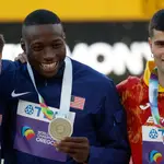Grant Holloway (en el centro), medalla de oro; Trey Cunningham, plata (izquierda); y el español Asier Martínez, bronce: el podio de los 110 metros vallas en el Mundial de Atletismo de Eugene