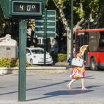 Una mujer se abanica esta tarde en Zaragoza.
