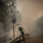 Imagen de archivo de un bombero extinguiendo un incendio forestal. 